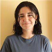 Profesora de inglés o de otras asignaturas imparte clases a niños/as de todas las edades